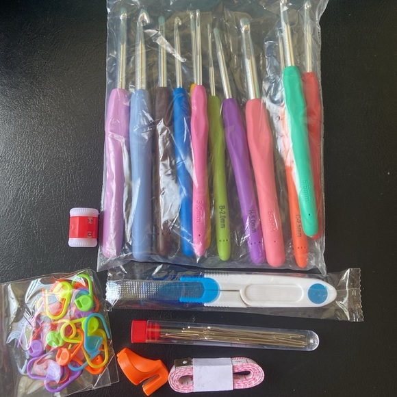 🌺Crochet Hooks Ergonomic Soft Handle Rubber Grips Aluminum Needles 12-Piece NEW - Picture 3 of 3